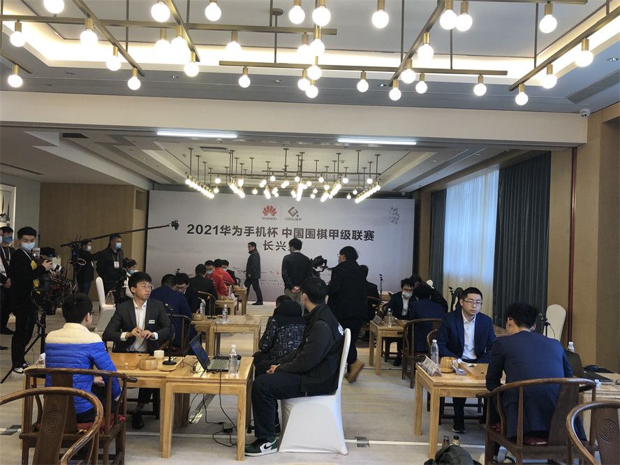 马岚一听这话，顿时长出了一口气，连忙毕恭毕敬的说道：既然钱已经收到了，那……那以后能不能不要再欺负我了……克洛伊一本正经的说道：1024，你这话说的就有些不对了，我可不是欺负你，只是教你在这个监室生存得基本规则。